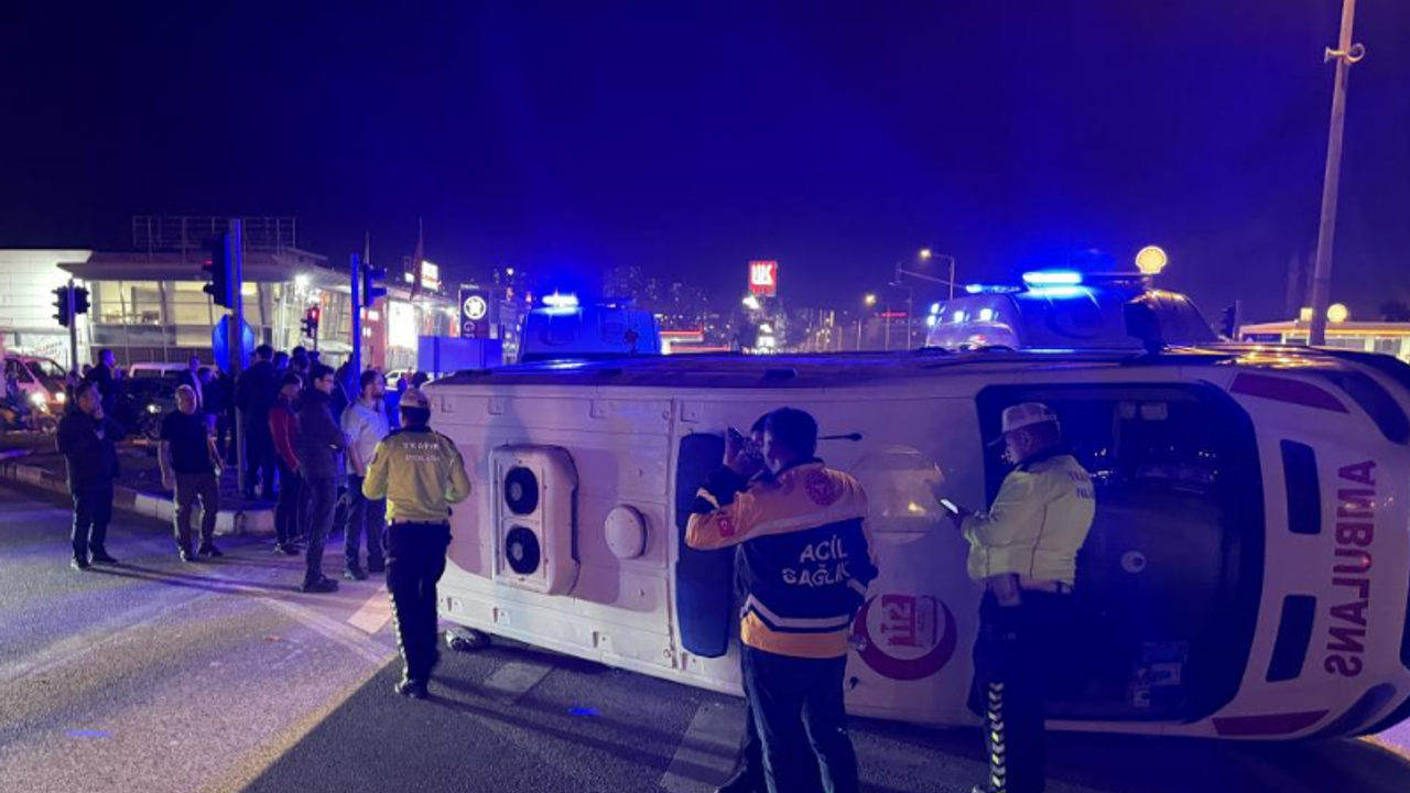 Ambulans ile cip çarpıştı: 3 yaralı
