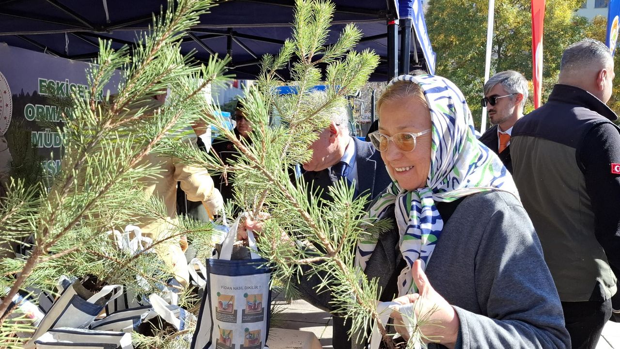 Eskişehir’de Cumhuriyet Bayramı’nda bin fidan dağıtıldı