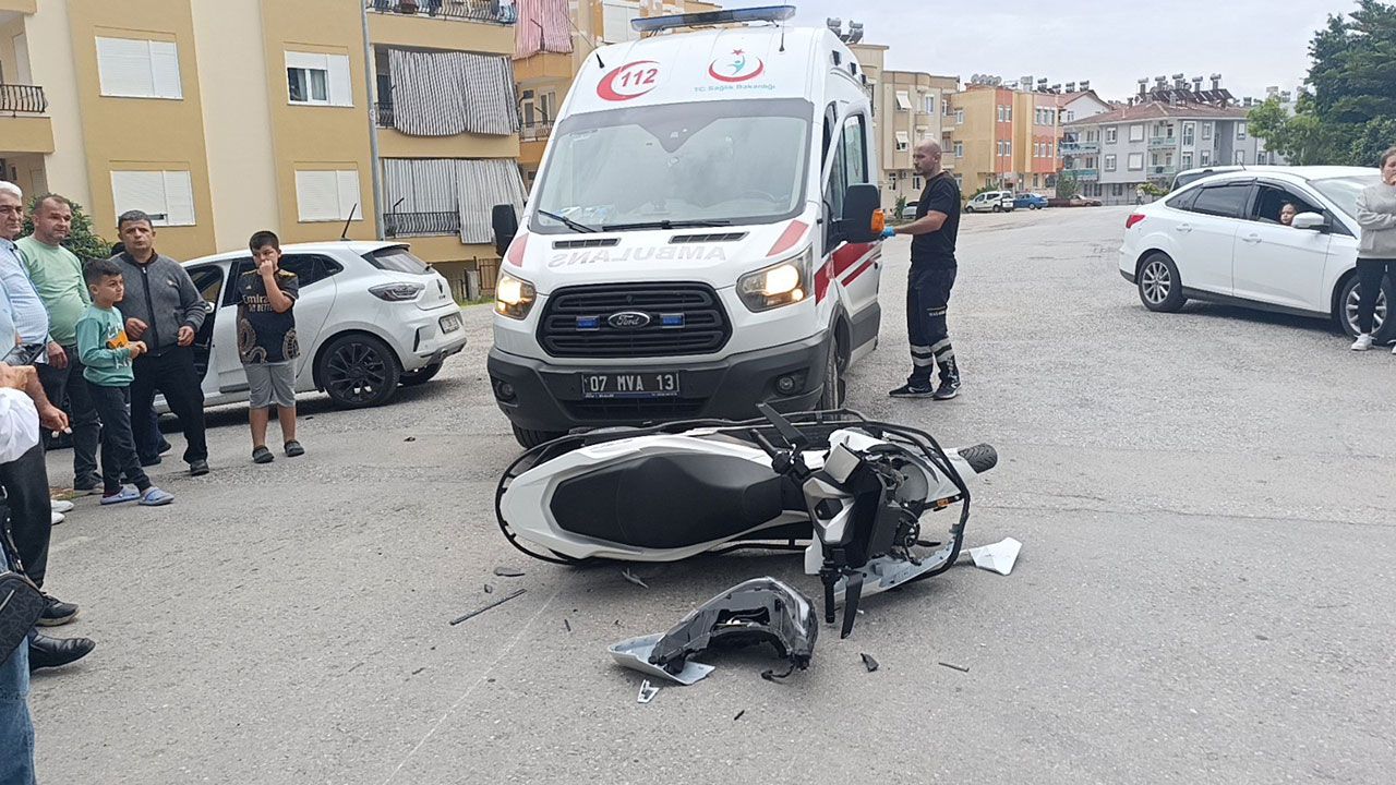Manavgat’ta motosiklet ile otomobil çarpıştı