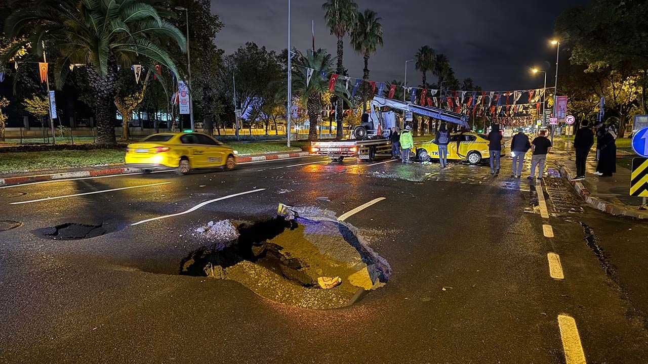 Sağanak yağış nedeniyle Vatan Caddesi'nde yol çöktü
