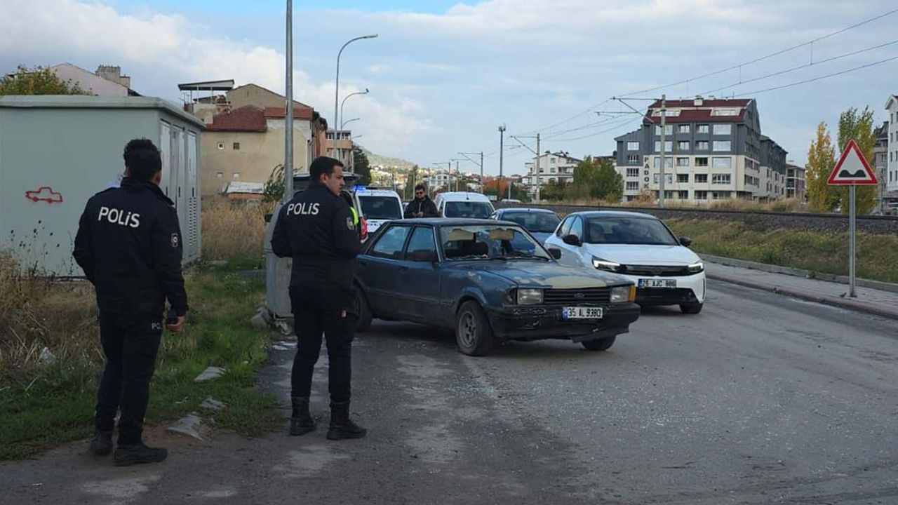 Kütahya'da otomobilin çarptığı 2 kişi yaralandı