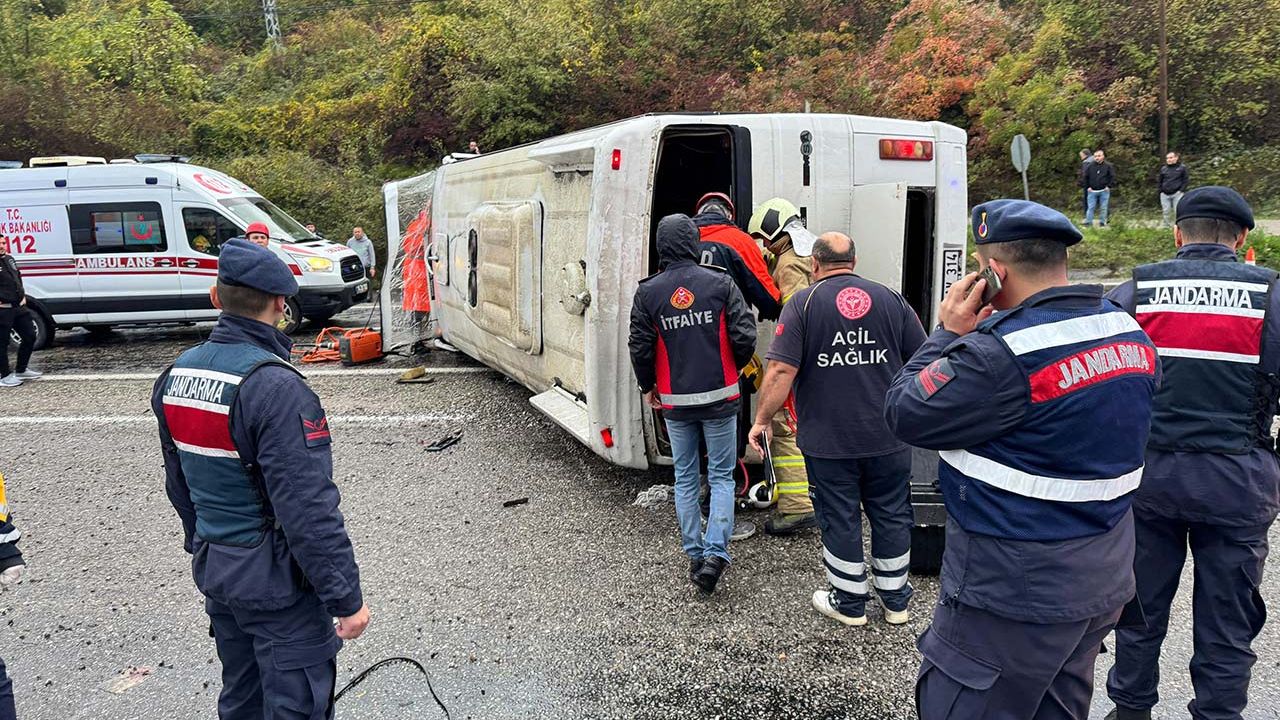 Bartın'da işçi servisi devrildi: 1 ölü, 19 yaralı