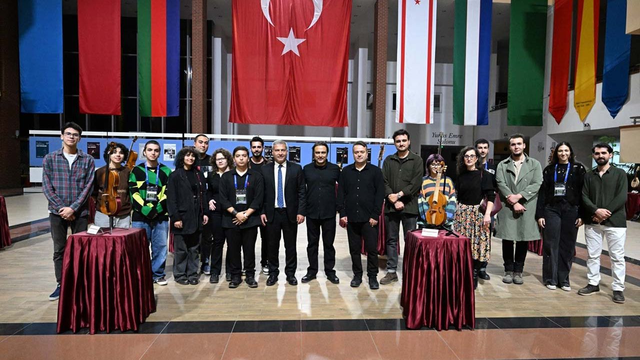 Rektör Adıgüzel, Çalgı Yapımı ve Onarımı Bölümü öğrencilerinin sergisini gezdi