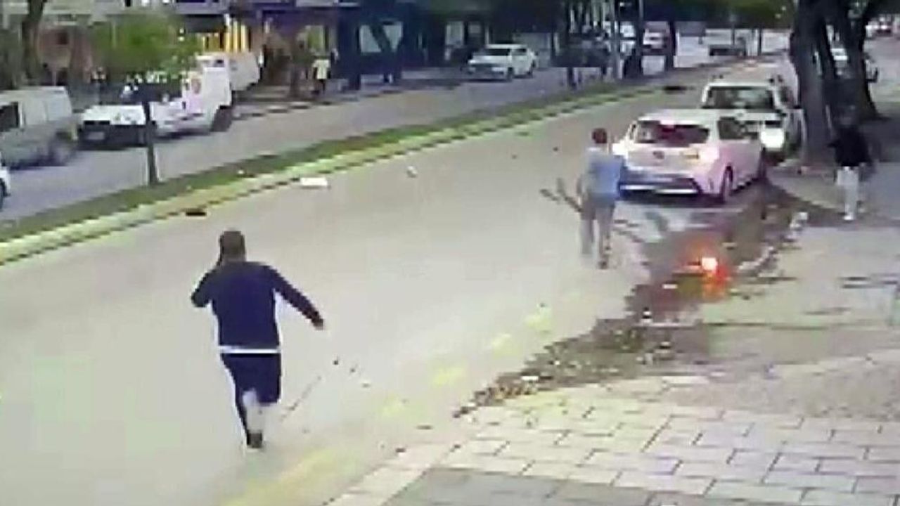 Otomobilin çarptığı kadın metrelerce savruldu