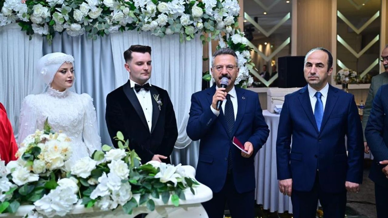 Eskişehir Valisi Aksoy dünyaevine giren polis çiftin mutluluğuna ortak oldu