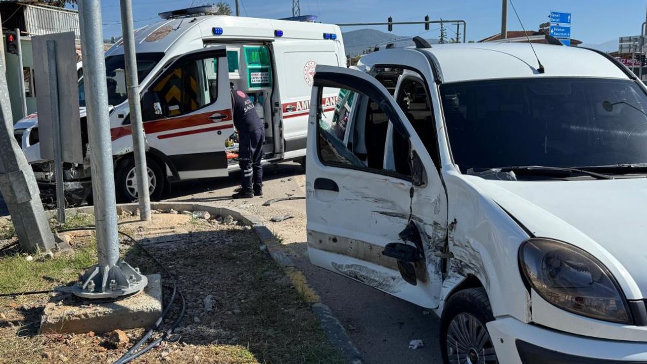 Ambulansla hafif ticari araç çarpıştı: 2 yaralı