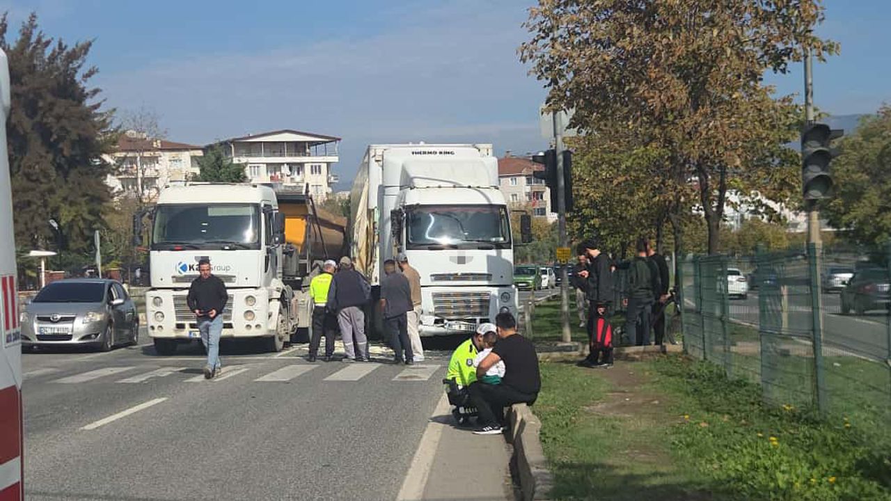Faciadan dönüldü: Tırın çarptığı otomobil metrelerce sürüklendi