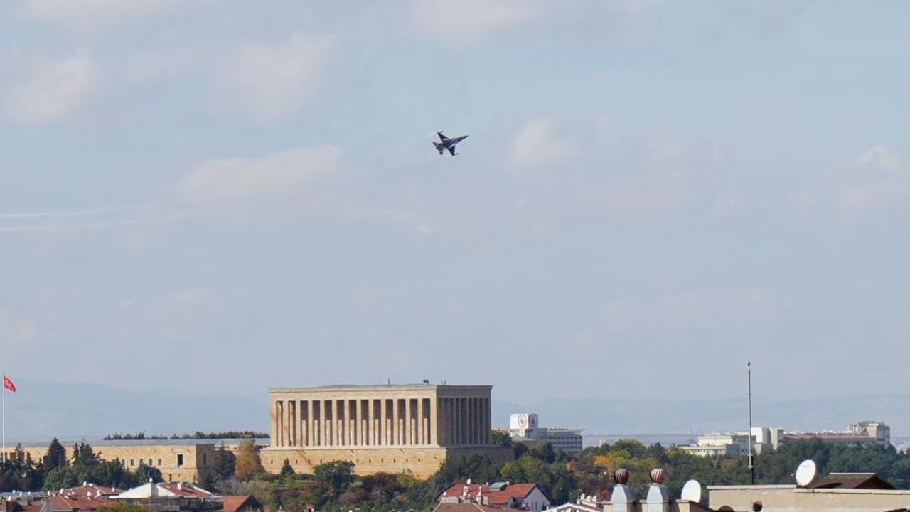 SOLOTÜRK, Anıtkabir semalarında çevre tanıma uçuşunu icra etti
