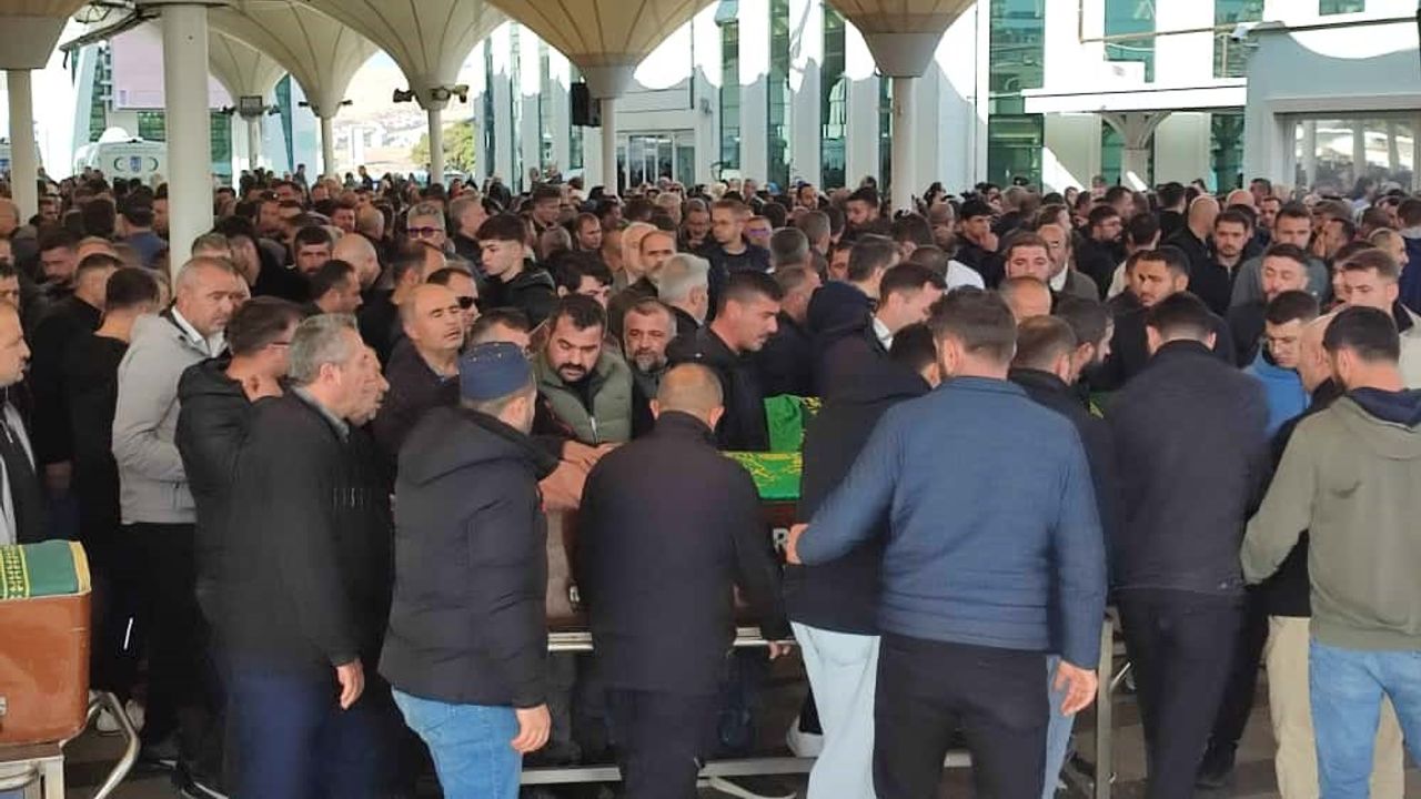 Alkolden zehirlendiği iddia edilen 14 yaşındaki Hiranur son yolculuğuna uğurlandı