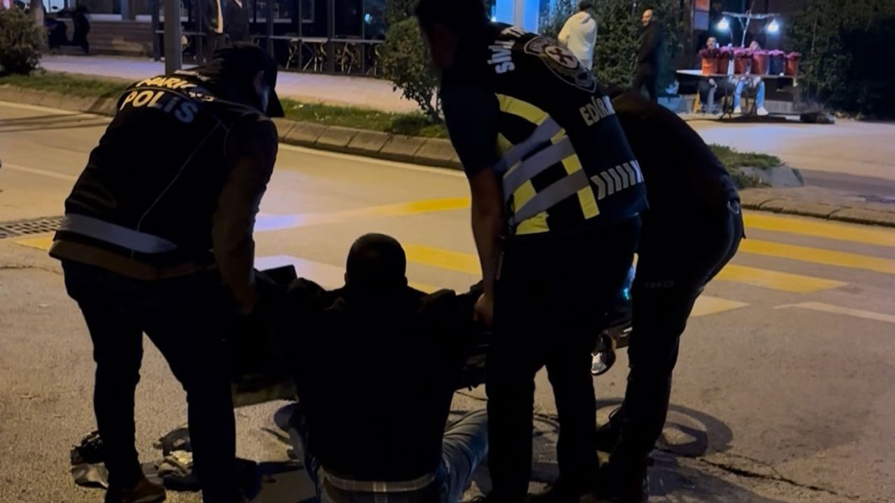 Polis noktasından geçerken alkolün etkisiyle yere düştü, yakayı ele verdi