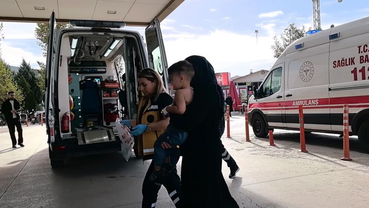 Çaydanlıktan üzerine kaynar su dökülen 2 yaşındaki çocuk yaralandı