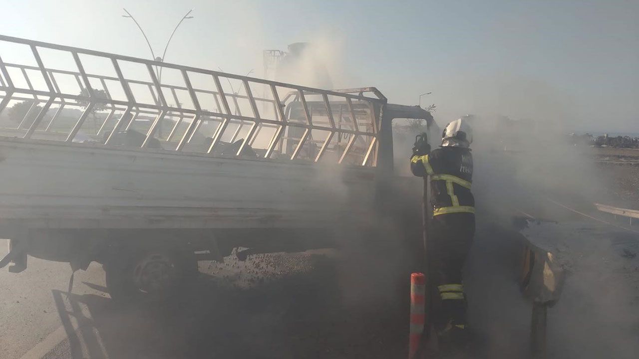 Bariyerlere çarpan pikap alev alev yandı