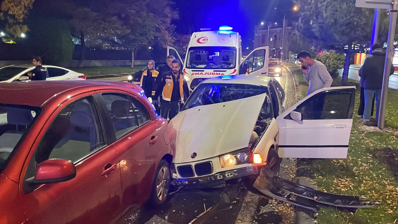 5 araç birbirine girdi: 1 kişi yaralandı.