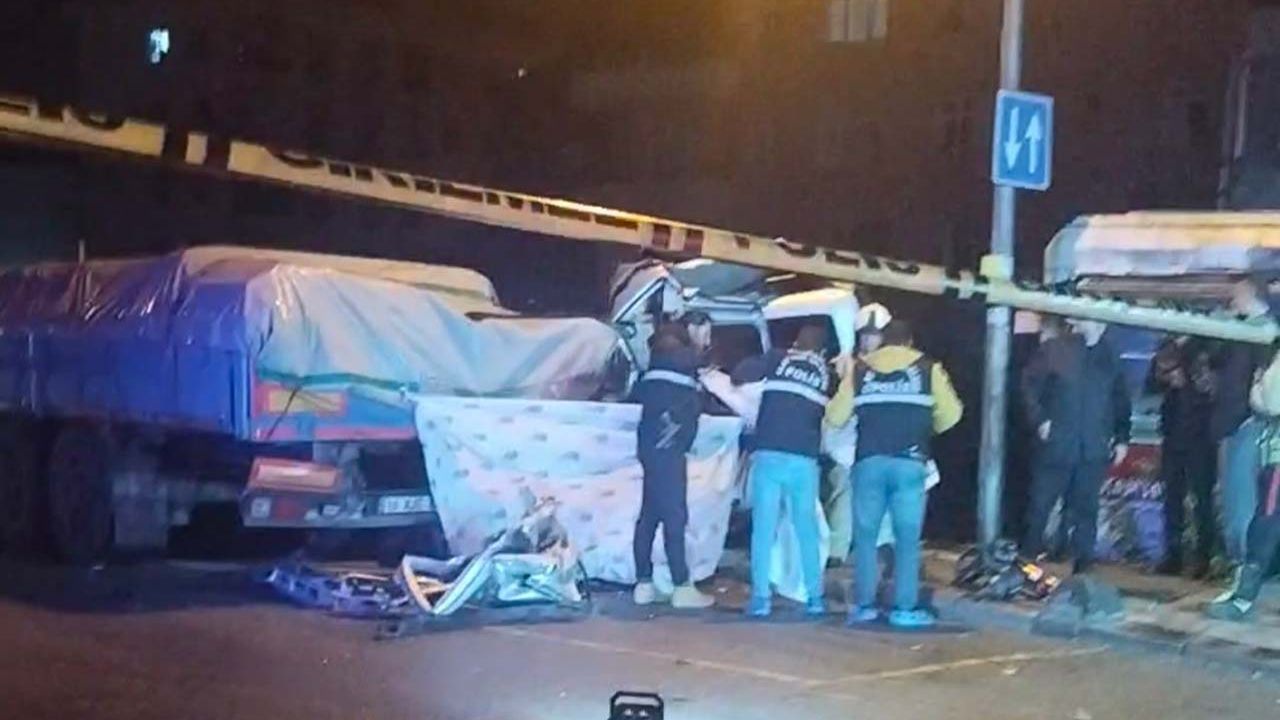 Sultanbeyli’de polisin "dur" ihtarına uymayan araç tıra arkadan çarptı: 1 ölü