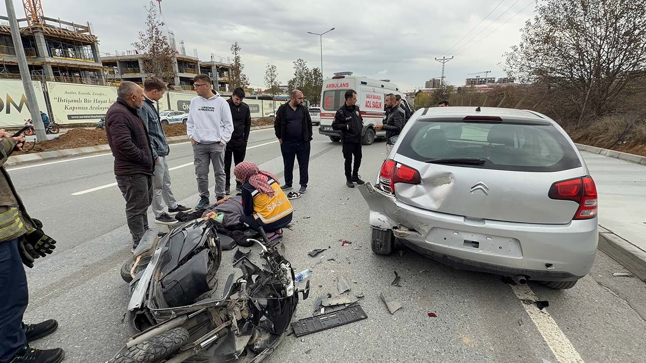 Başakşehir'de motosiklet üzerinde tartışırken önlerindeki otomobile çarptılar: 2 yaralı