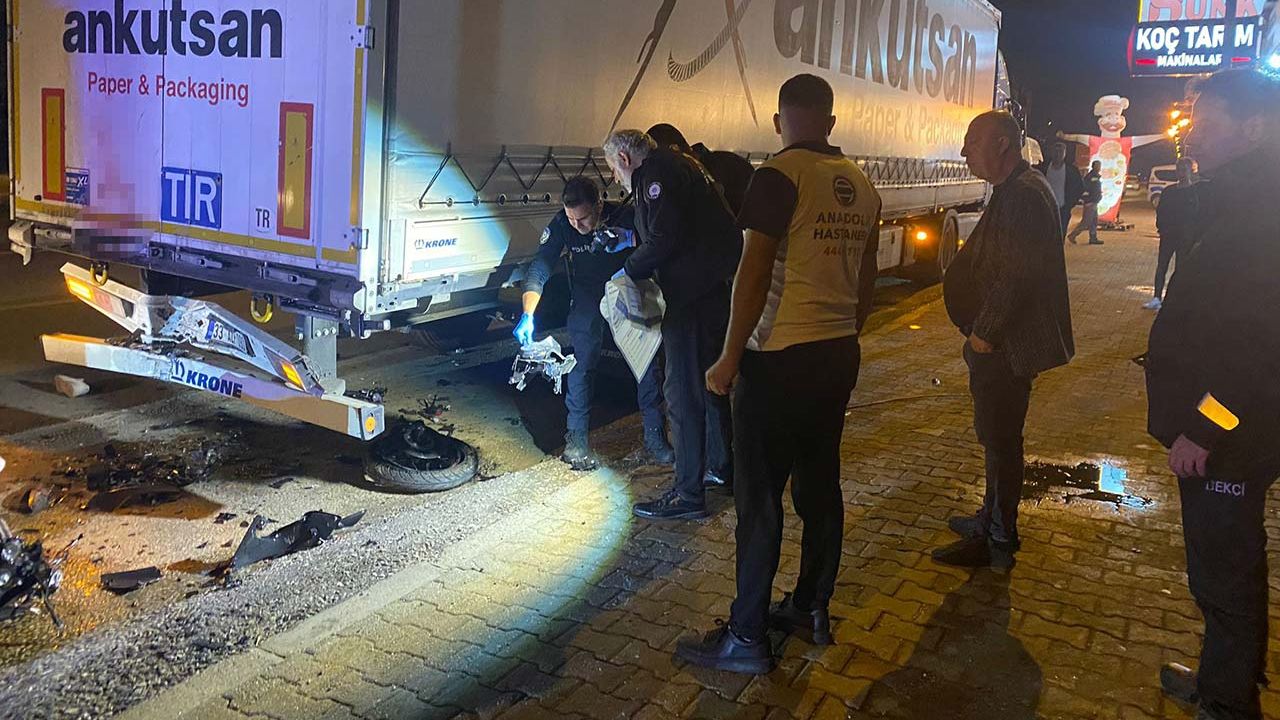 Park halindeki tıra çarpan motosikletli genç kazada hayatını kaybetti