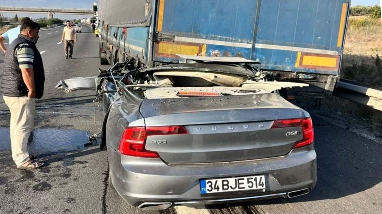 Tıra arkadan çarpan Volvo hurdaya döndü: 1 ölü