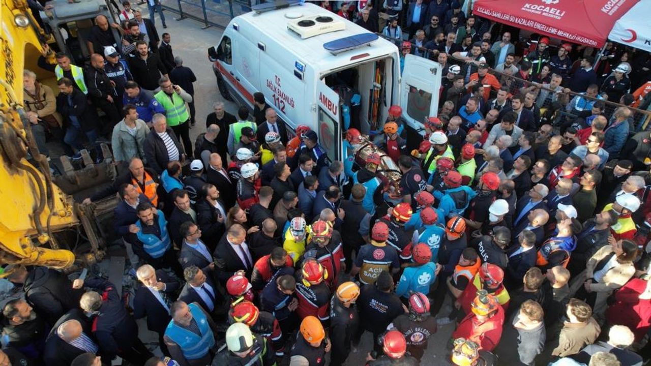 Gebze'de çöken binanın enkazından 1 kişi sağ çıkarıldı