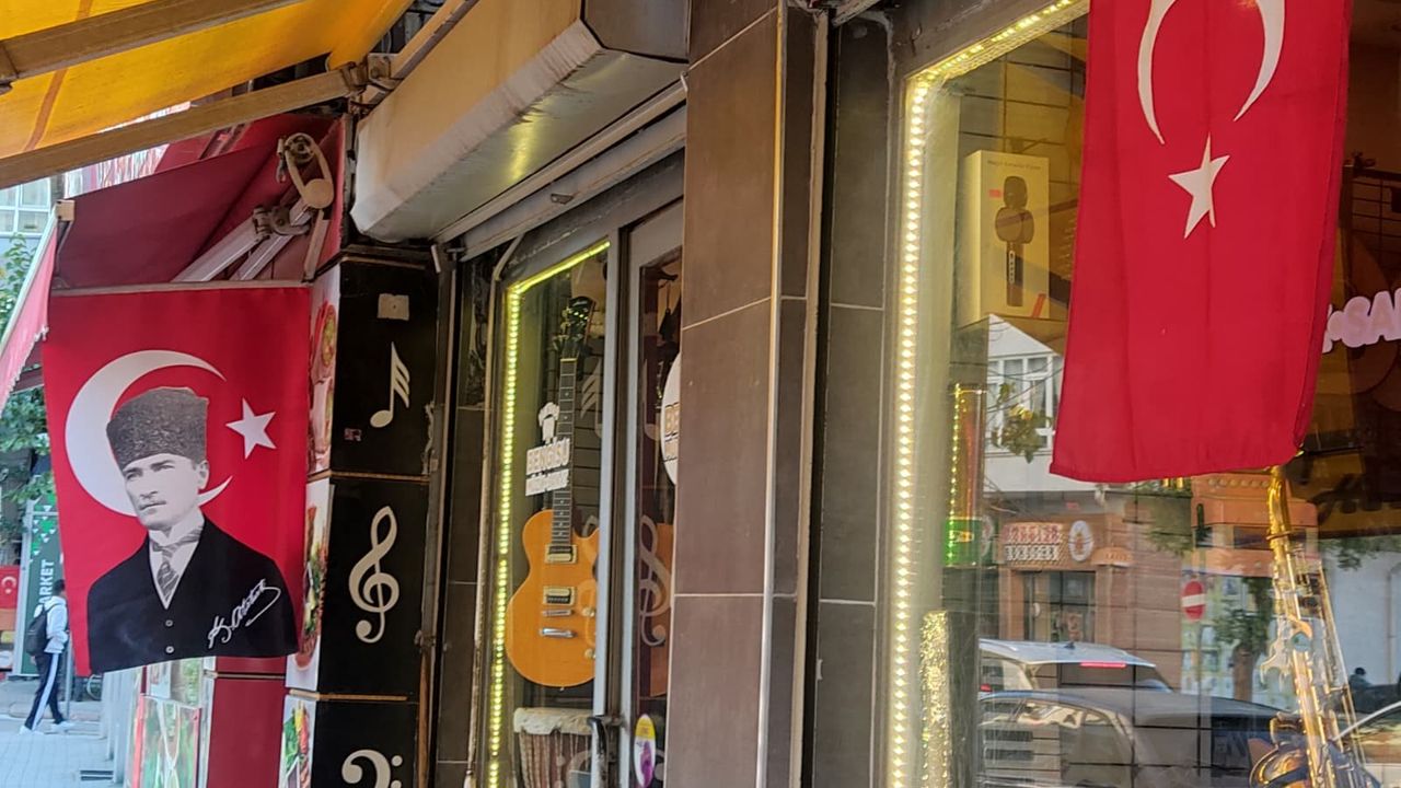 Eskişehir'de evler ve dükkanlar Türk bayrakları ile dolup taştı