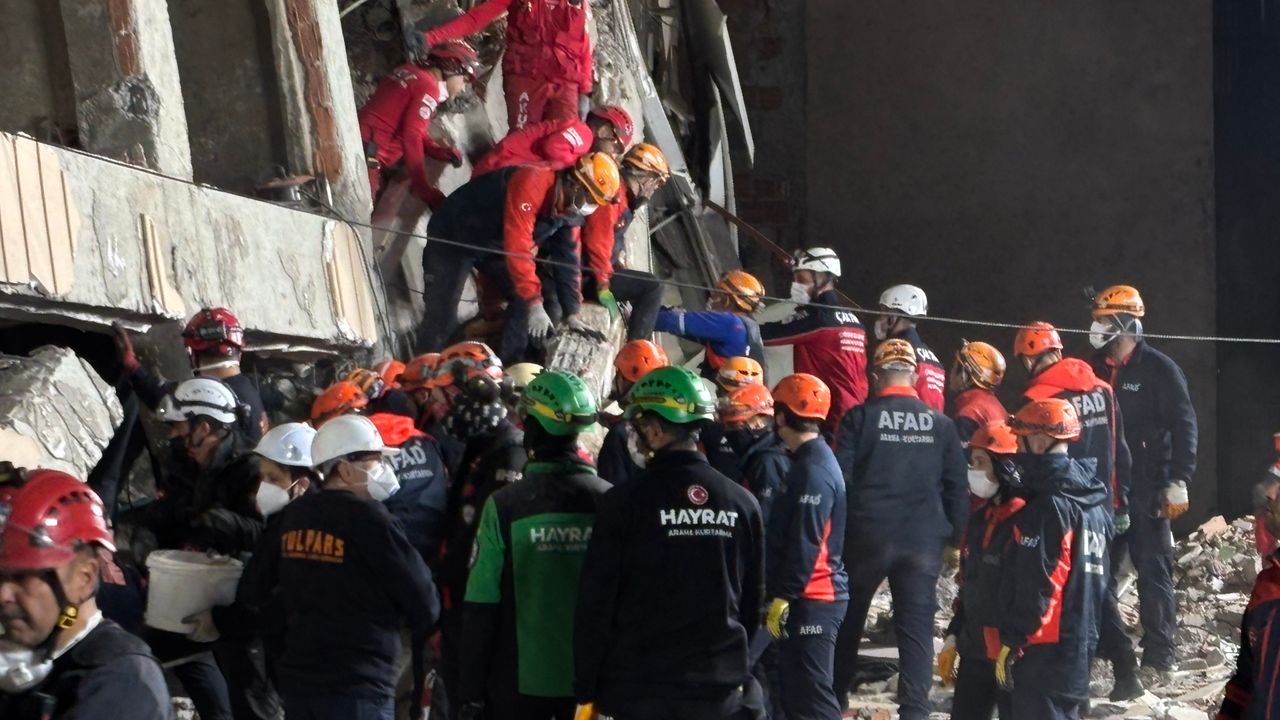 Enkaz başında 12. saat: Anne ve baba aranıyor