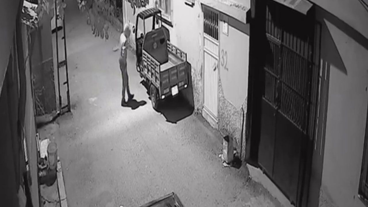 Kapüşonlu hırsız mopedi dakikalar içinde çaldı