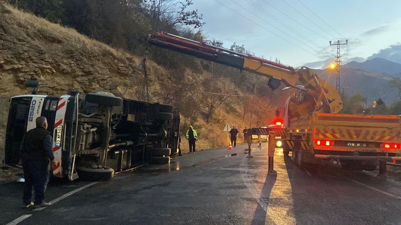 Kemaliye’de canlı hayvan yüklü çekici devrildi