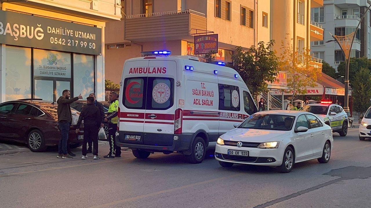 Yola kontrolsüz çıkan otomobil ile motosiklet çarpıştı: 1 yaralı
