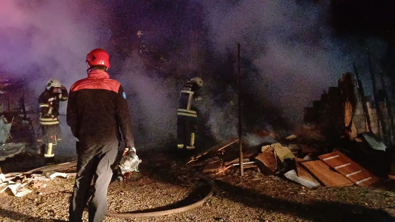 Müstakil ev alev alev yandı: 7 kişi dumandan etkilendi