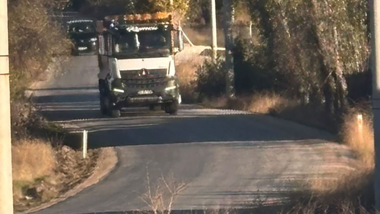 Tekören yolunda uzayan ağaç dalları sürücülere zorluk yaşatıyor