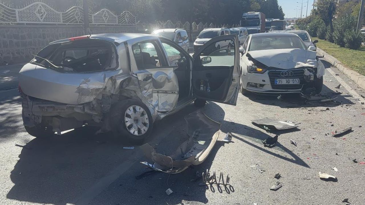 Kontrolden çıkan otomobil karşı şeride uçarak iki otomobile çarptı: 4 yaralı