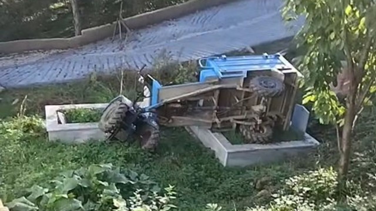 Devrilen patpatın altında kalan sürücü yaralandı