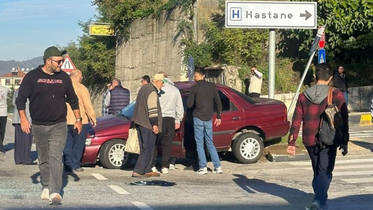 Hastane girişinde kaza: 2 yaralı