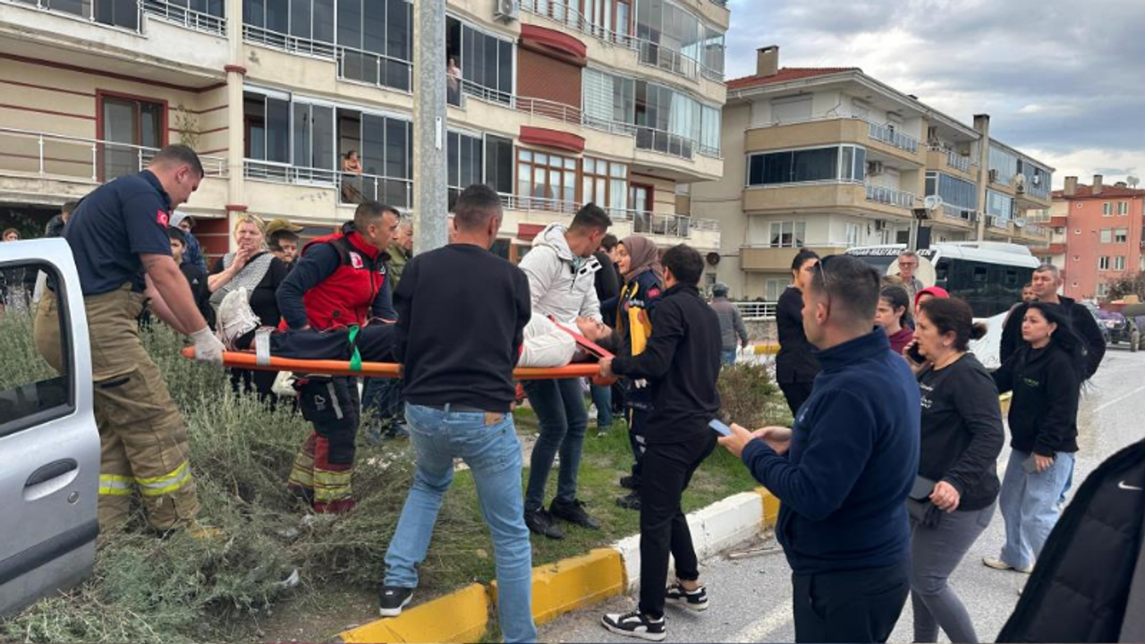 Belediye otobüsü ile otomobil çarpıştı: Yaralılar var