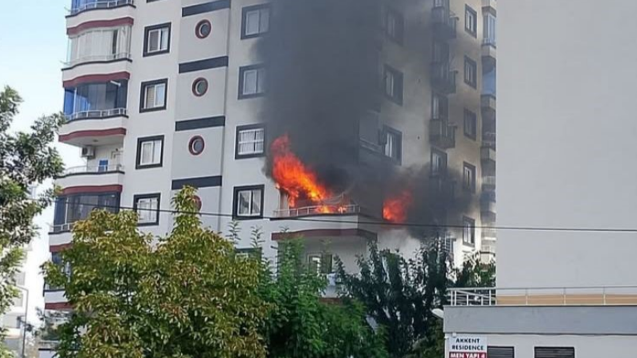 9 katlı binada yangın: Alevler daireyi sardı
