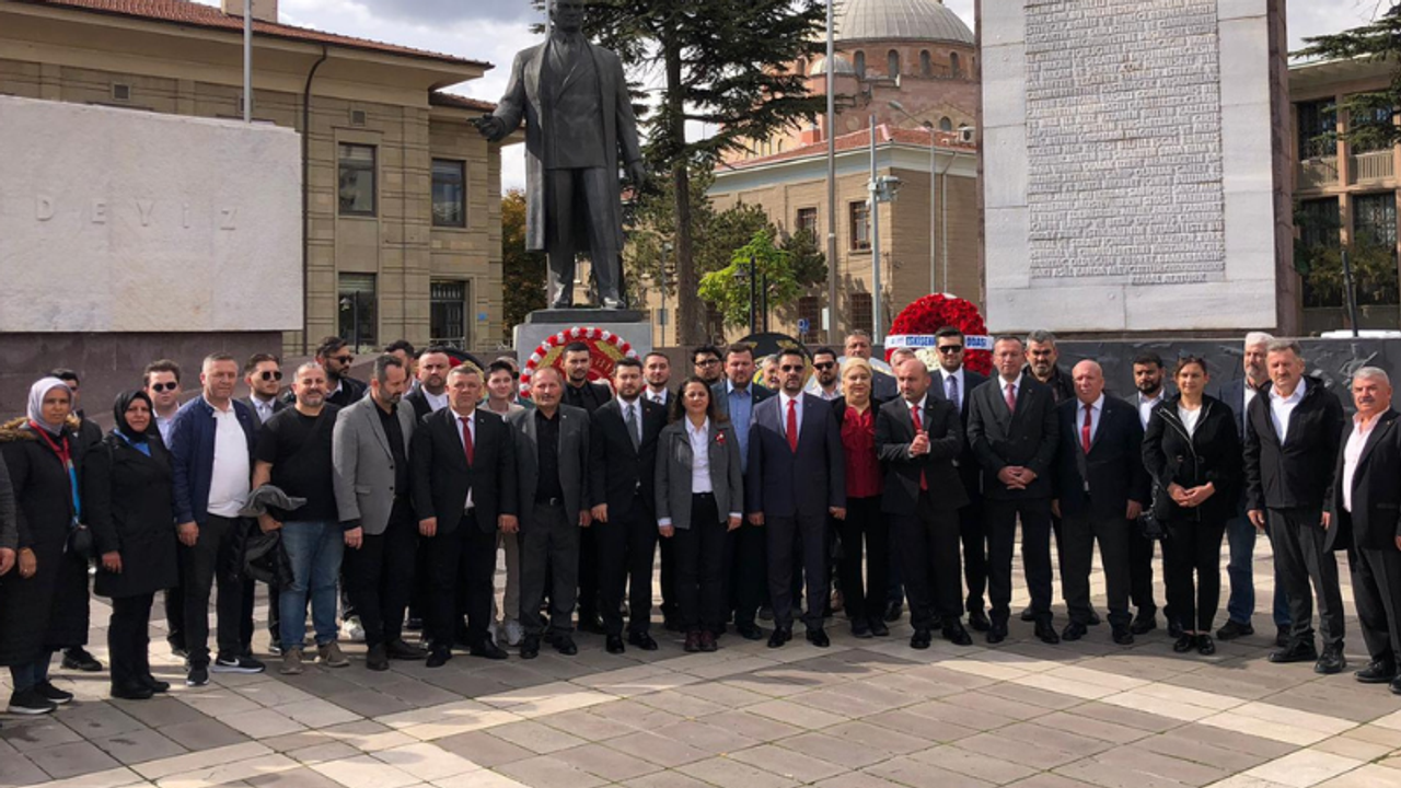 AK Parti Eskişehir İl Teşkilatı’ndan 29 Ekim çelengi