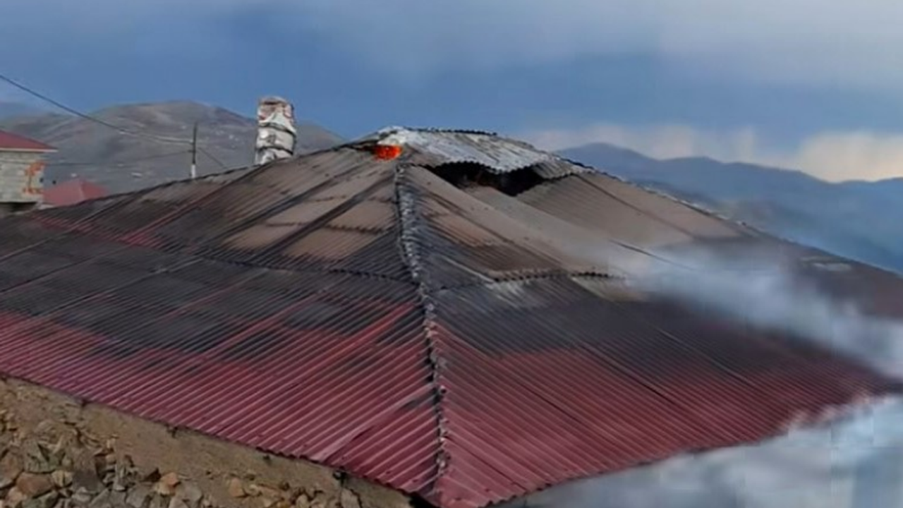 Yıldırım düşmesi sonucu evde yangın çıktı