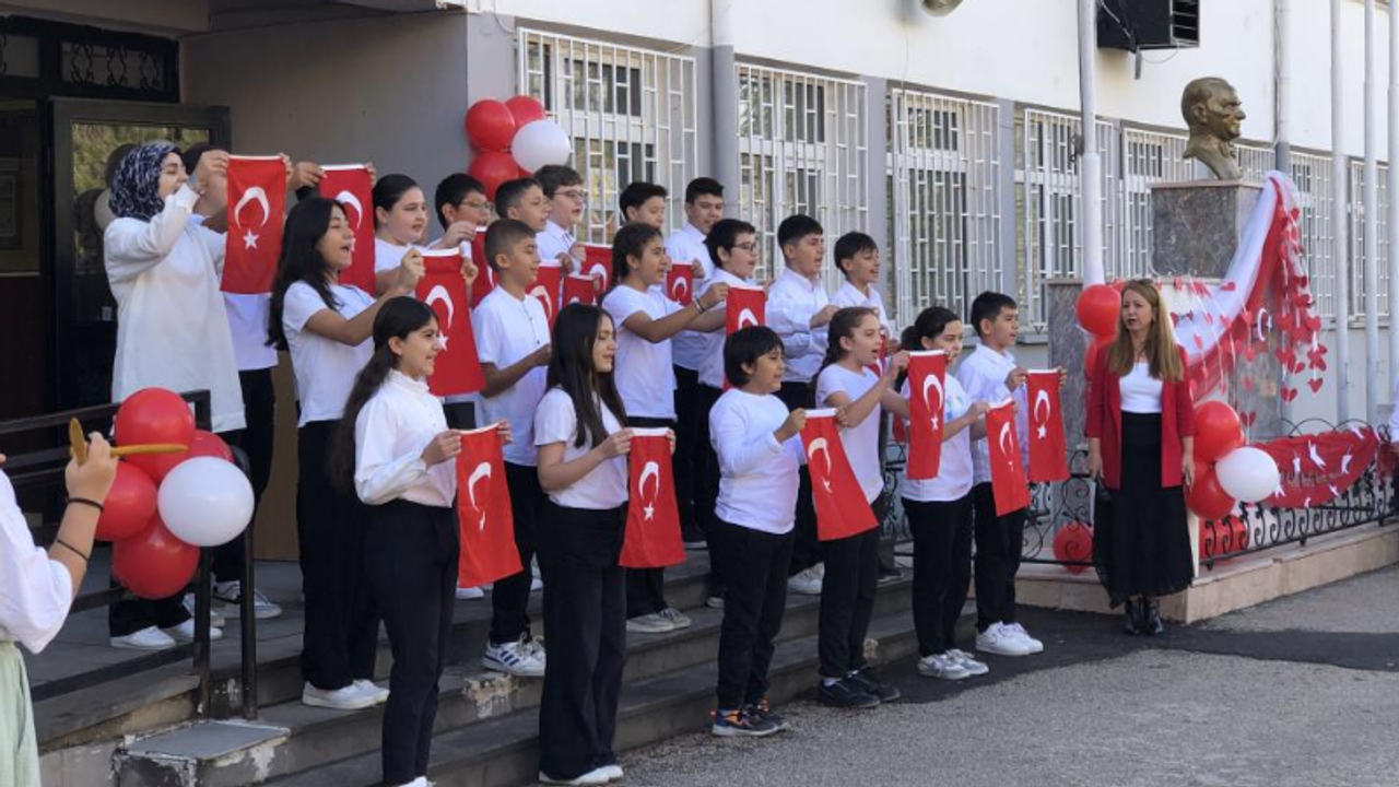 Battalgazi öğretmenlerinden Cumhuriyet Bayramı’na mini konser