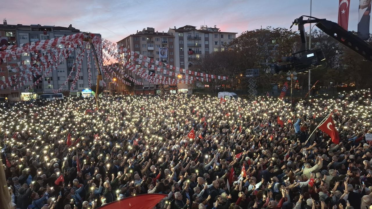 Özgür Özel Eskişehir'de konuştu: CHP Türkiye'nin geleceğinin partisidir