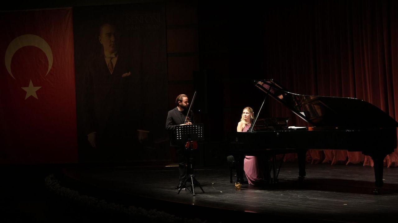 Eskişehir’de “Film Gibi Bir Gece” konseri sanatseverlerle buluştu