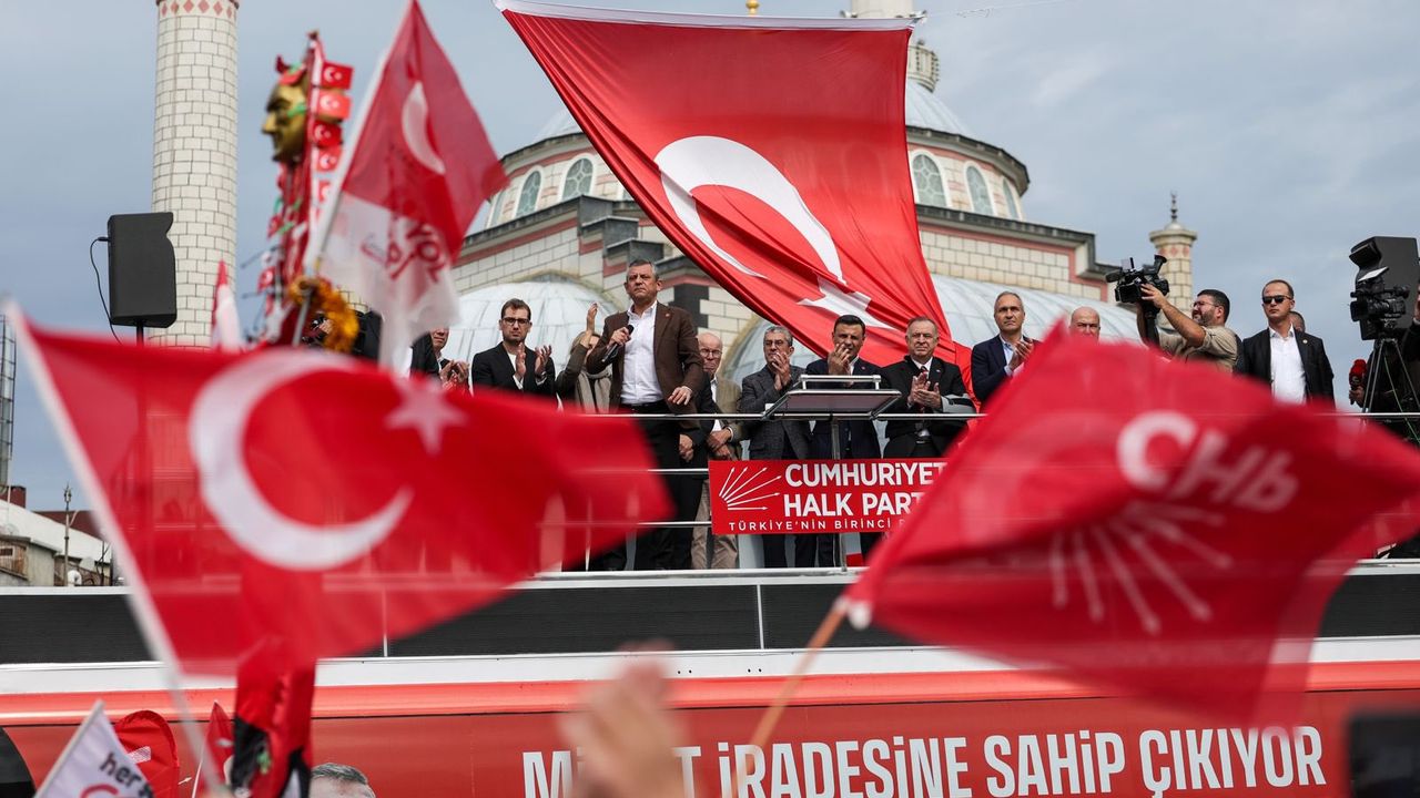 CHP Genel Başkanı Özel adliye önünde açıklamalarda bulundu