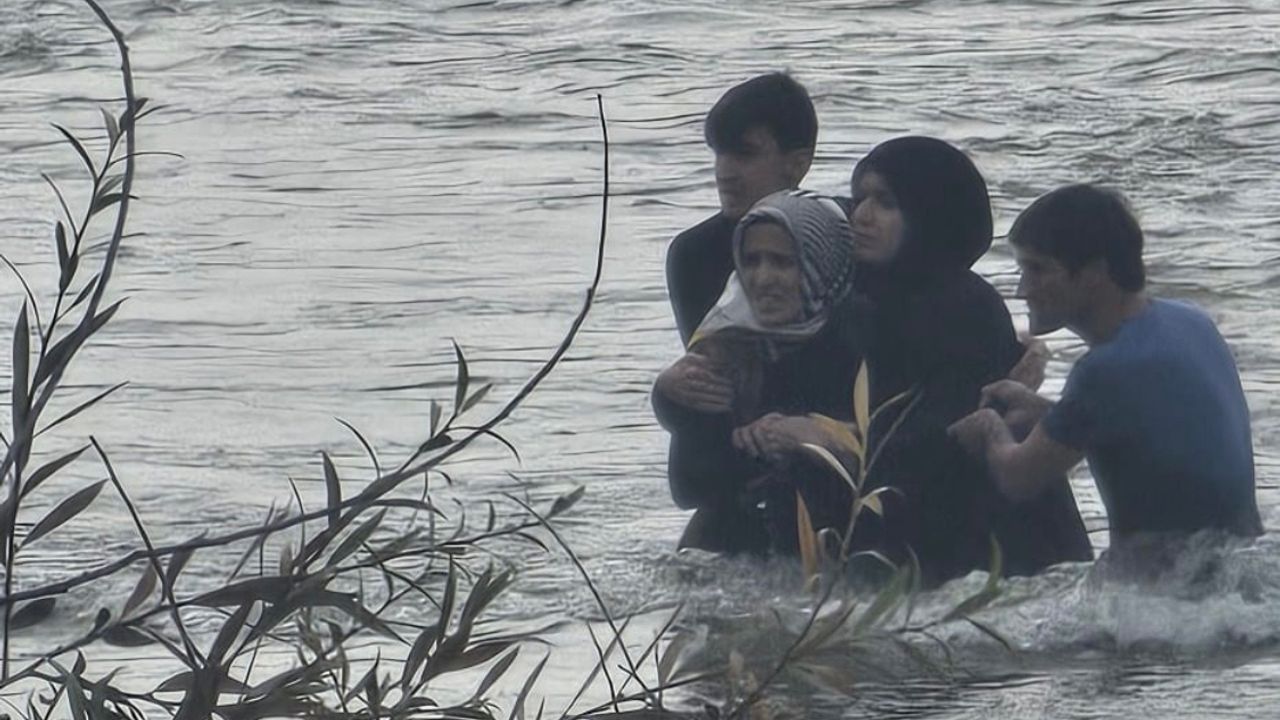 Korku dolu anlar: 4 kişilik aile nehir ortasında birbirine sarılarak hayatta kaldı