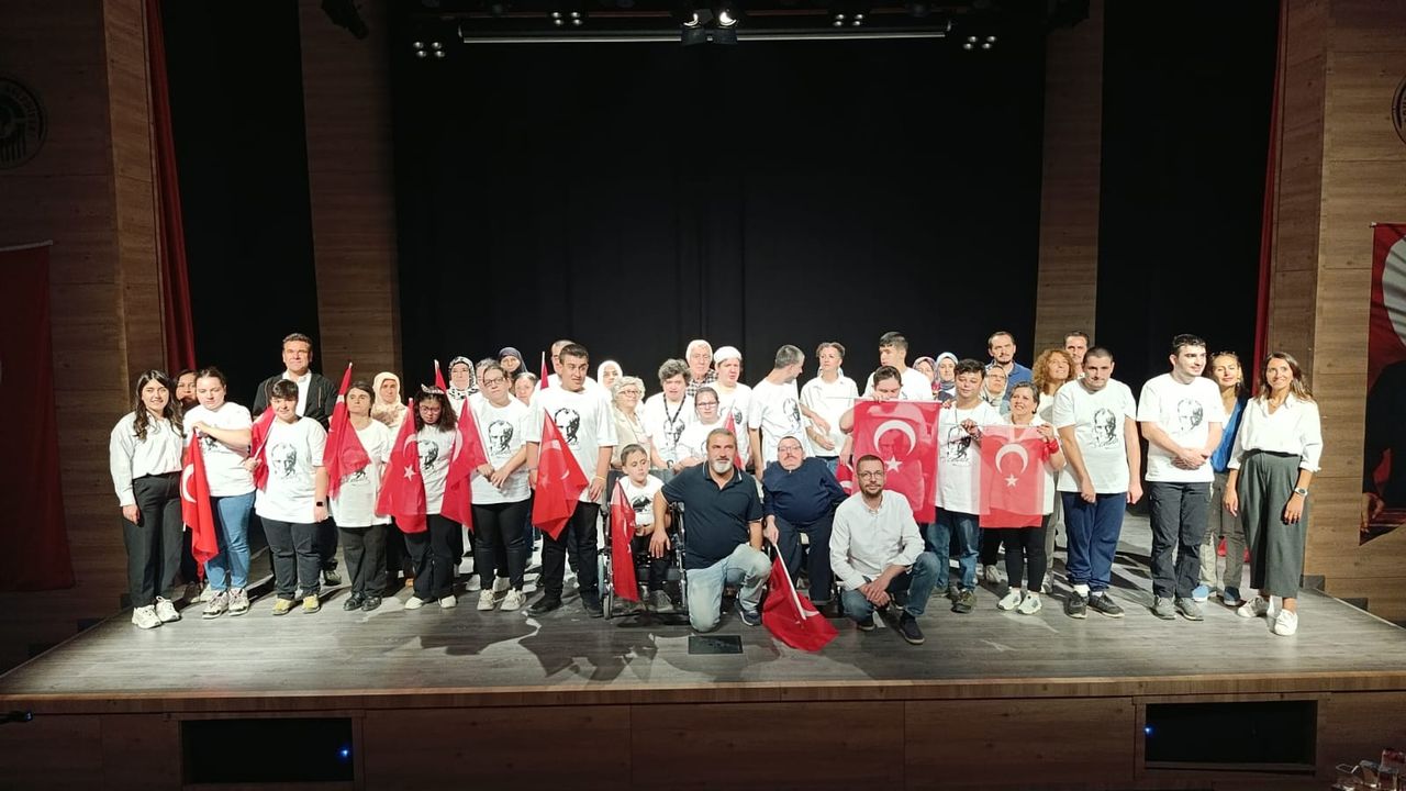 “Kamera Benimle” projesinin ilk filmi: Özel gereksinimli gençlerden “Cumhuriyet”