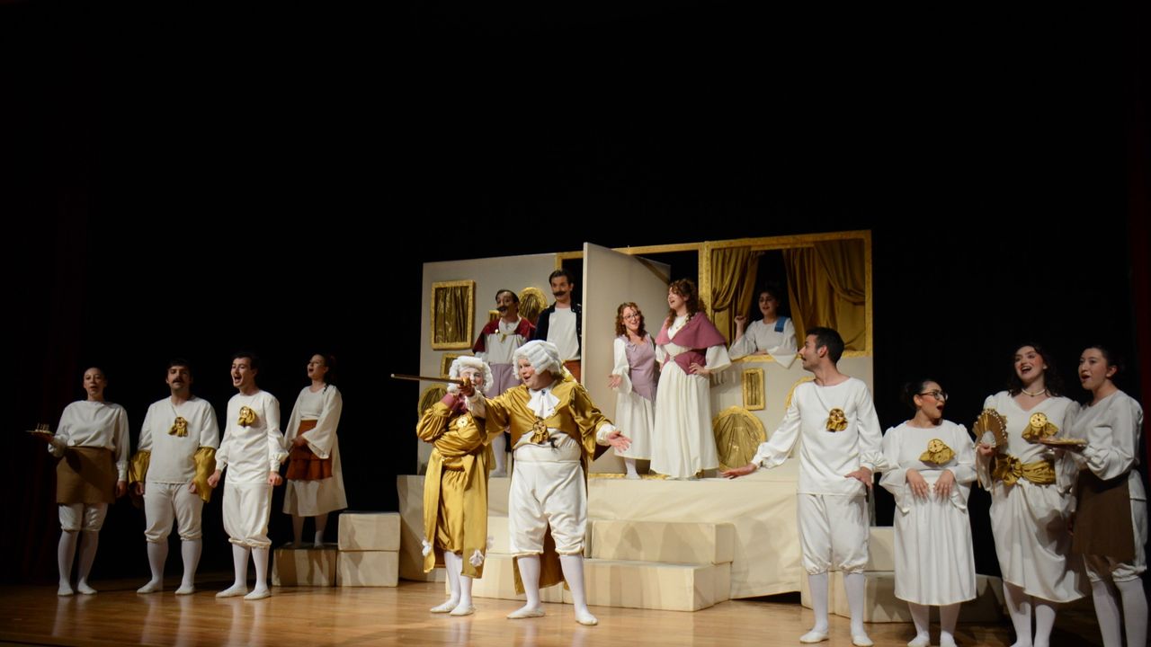 "Kibarlık Budalası" tiyatroseverlerle buluştu