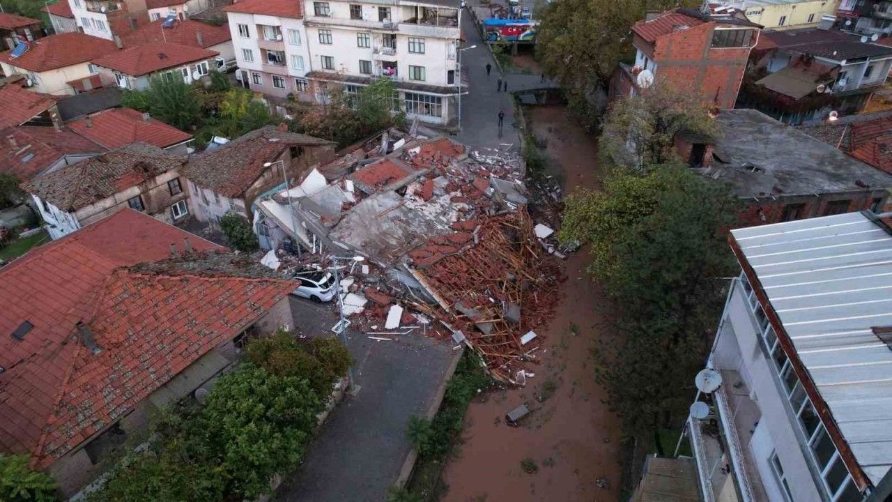 Sındırgı’da çöken binalar gün ağarınca ortaya çıktı