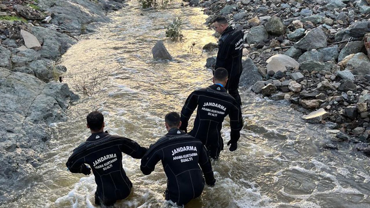 Gün aydınlandı, selde kaybolan vatandaşı bulma çalışmaları yeniden başladı