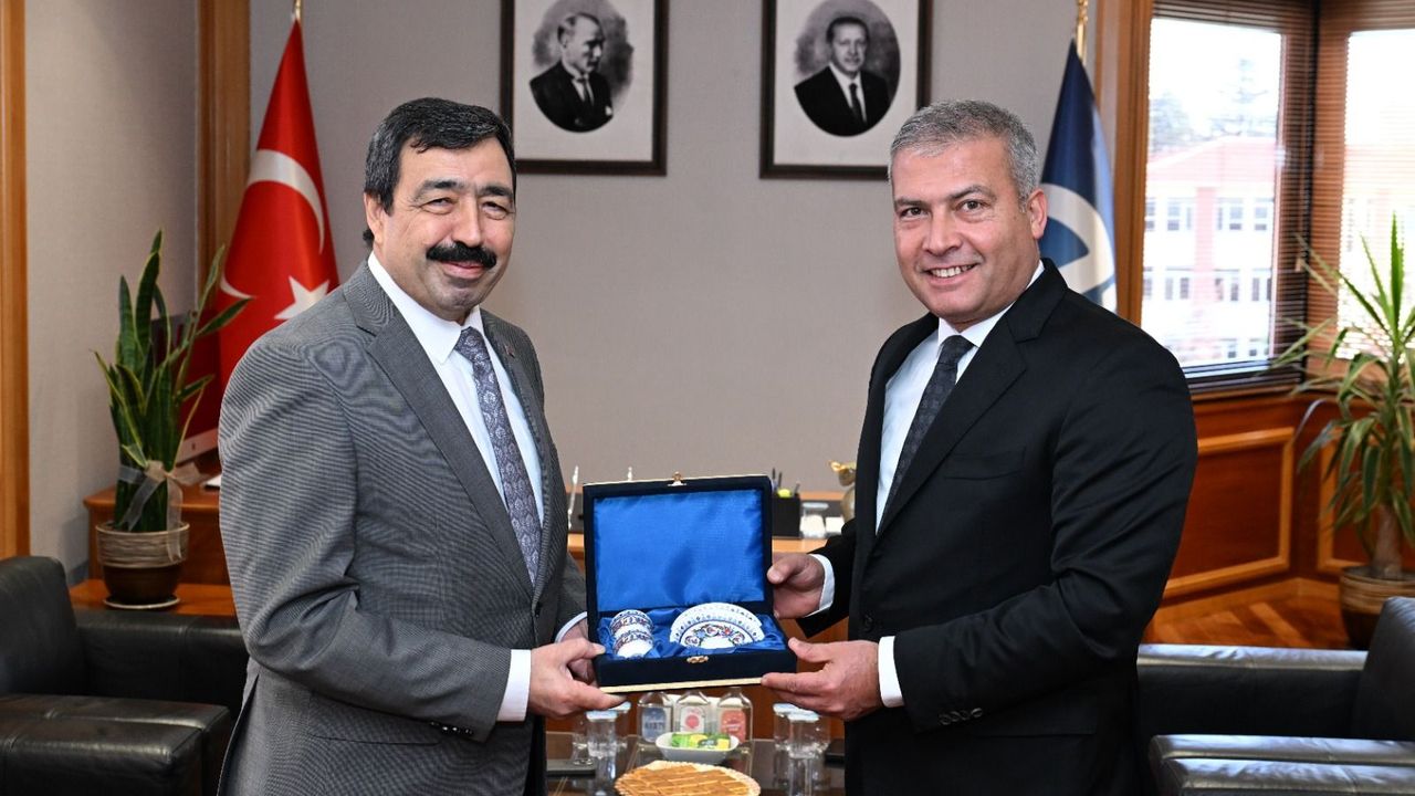 İzmir Kâtip Çelebi Üniversitesi Rektörü Prof. Dr. Köse, Rektör Prof. Dr. Adıgüzel’i makamında ziyaret etti