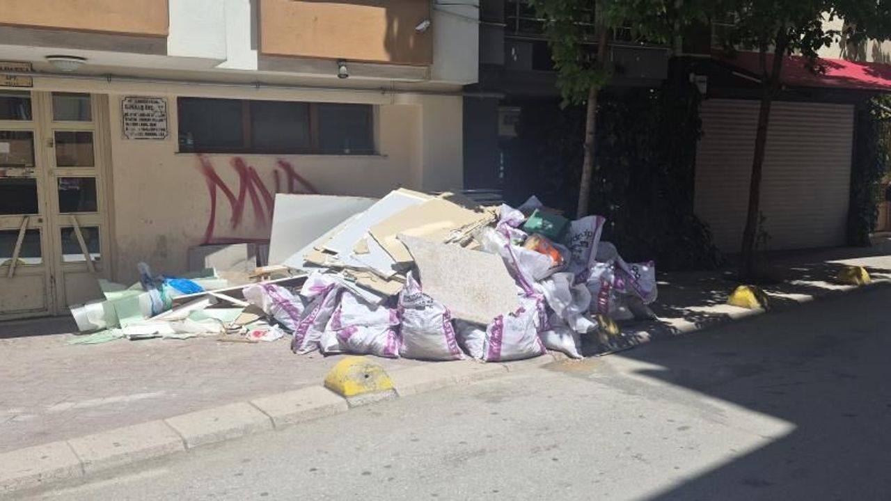 Eskişehir'de kaldırıma bırakılan inşaat atıkları tepki çekti