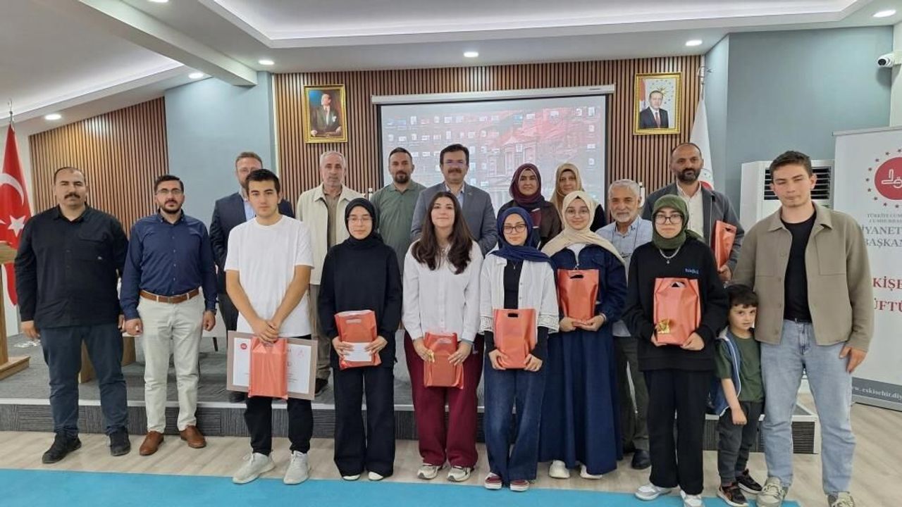 Eskişehir'de umre ödüllü bilgi yarışmasının kazananları ödül
