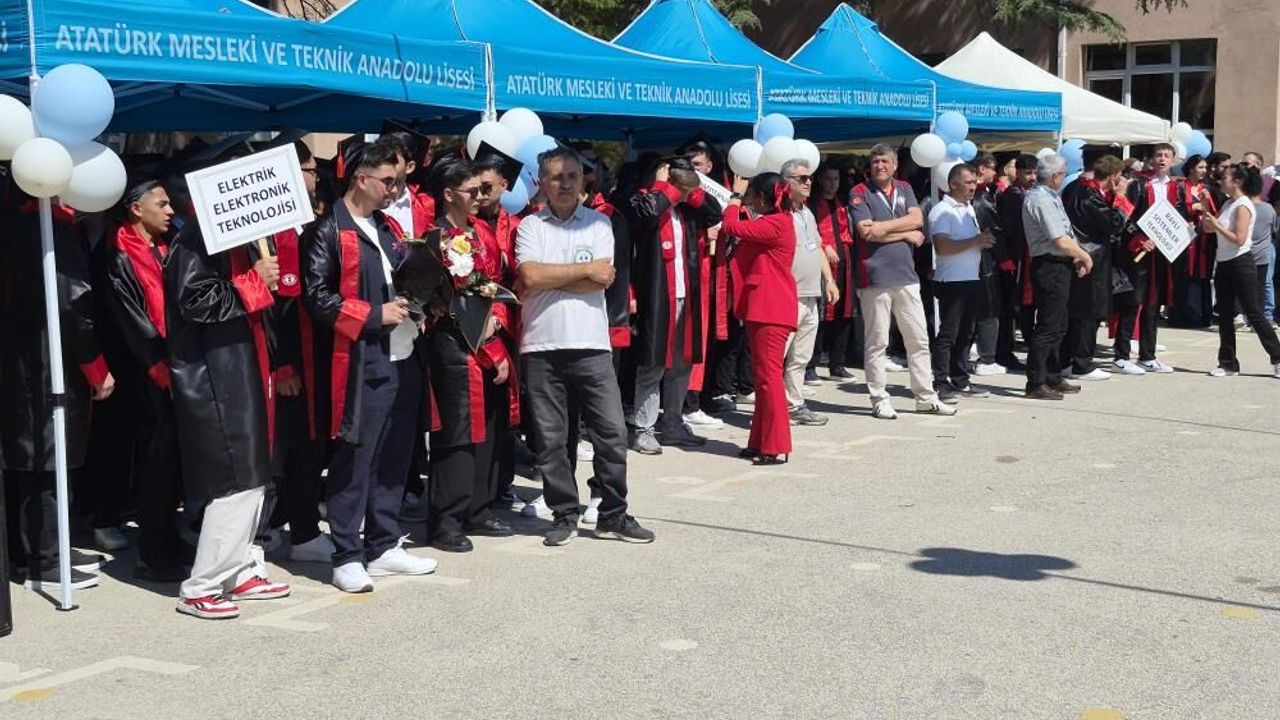Eskişehir Atatürk Meslek Lisesi öğrencileri mezuniyet sevinc
