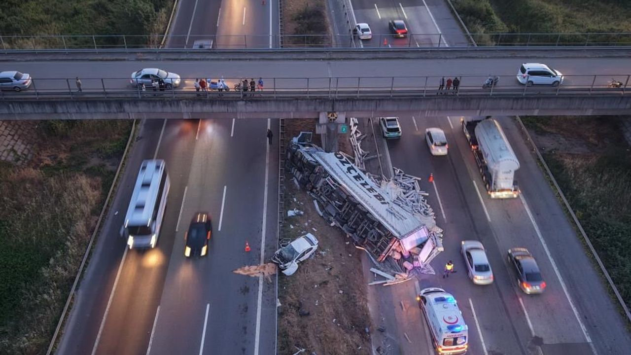 TEM'de halı yüklü tır ile otomobil çarpıştı: 6 yaralı